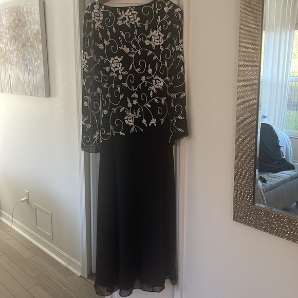 EUC JKara Black Dress with white floral beeding Size 16 - Picture 7 of 13